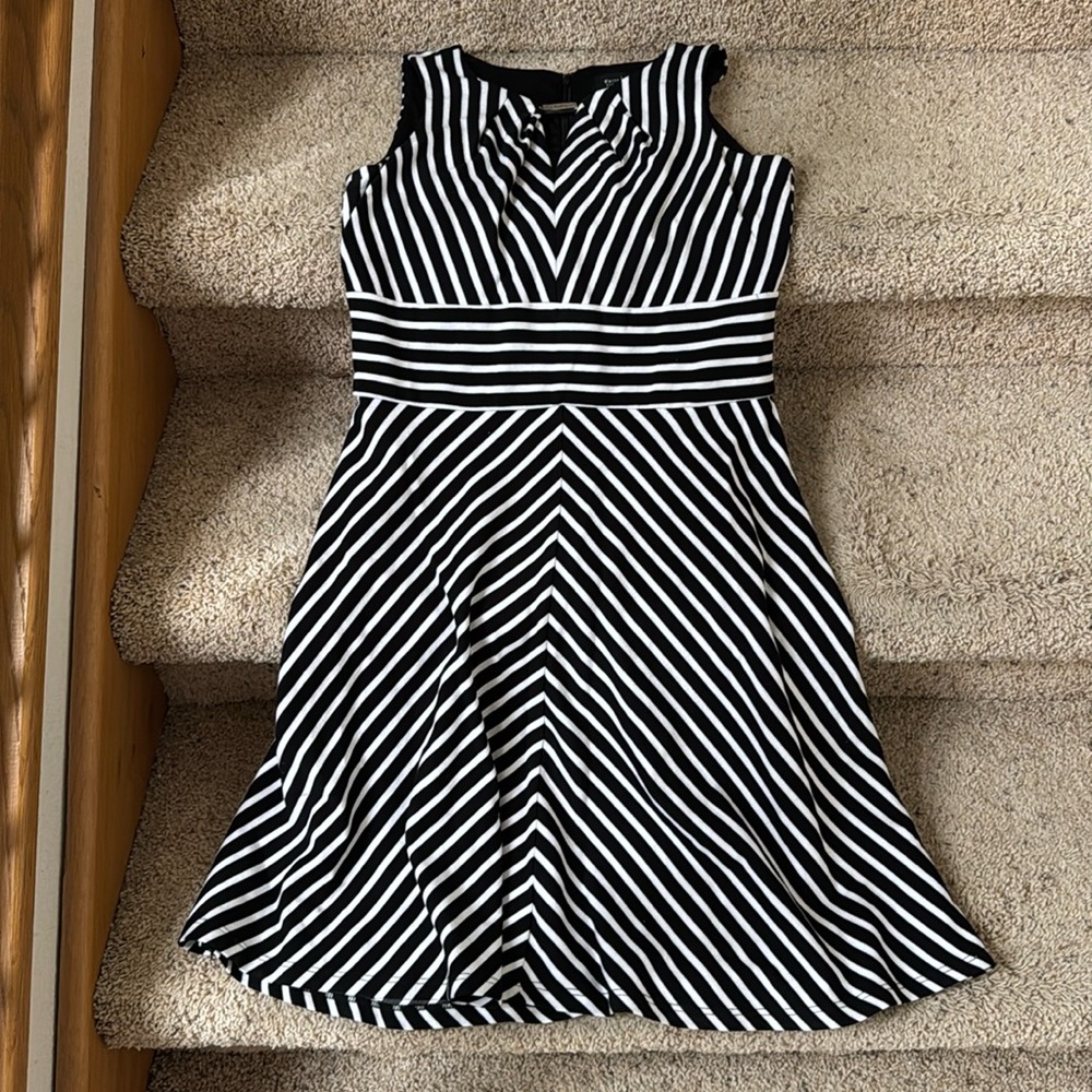 White House Black Market Black & White Sleeveless Dress Size 2